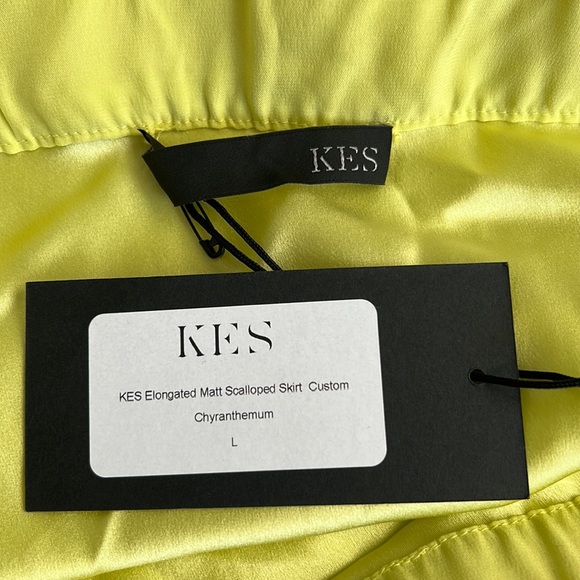 KES ELONGATED MATTE SCALLOPED SKIRT CHYRANTHRMUM MIDI Size L - Picture 8 of 15